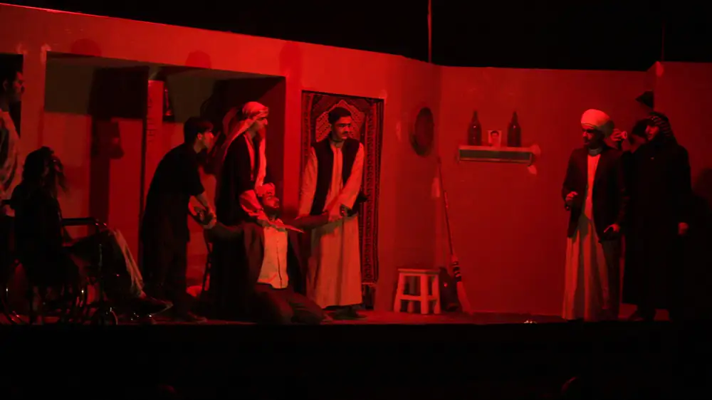 گالری نمایش حرامیان در احرام ۱۳۹۷ — عکس 2 از 8 | گزارش تصویری تئاتر ریّان